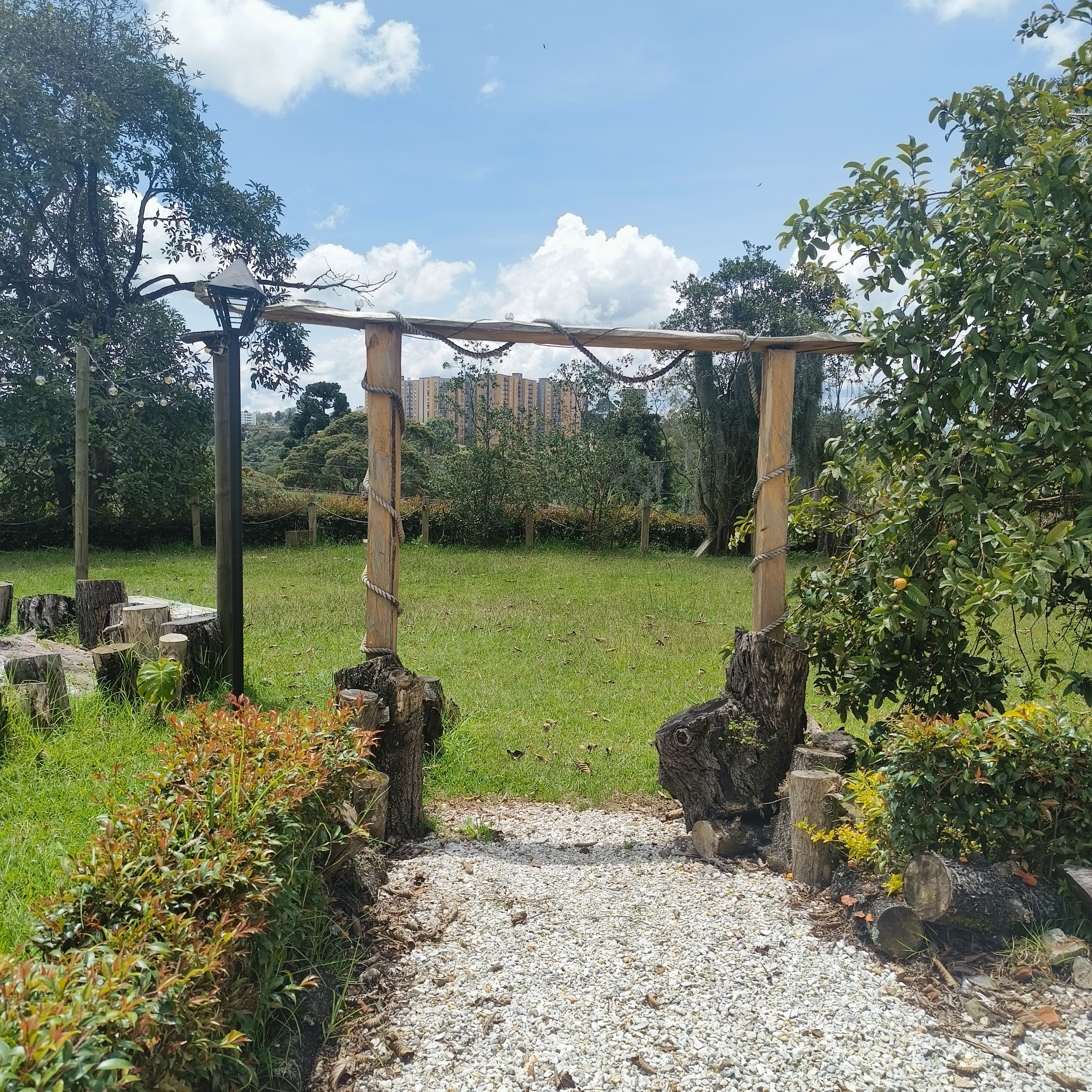 Arco rústico de madera
