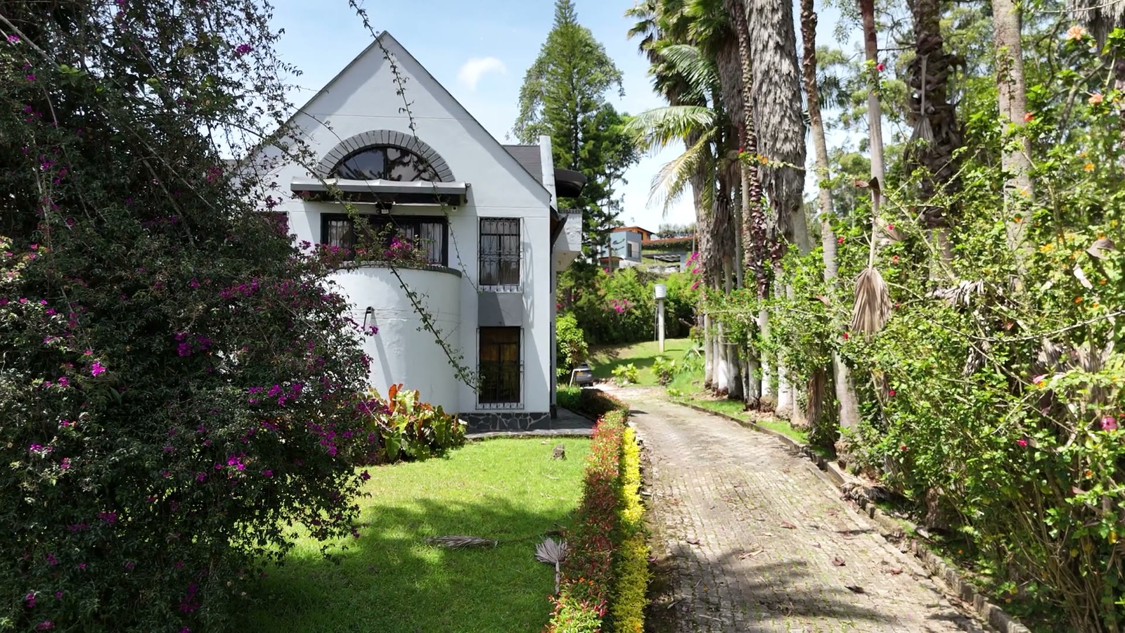 Video aéreo del ingreso y la fachada de la casa principal