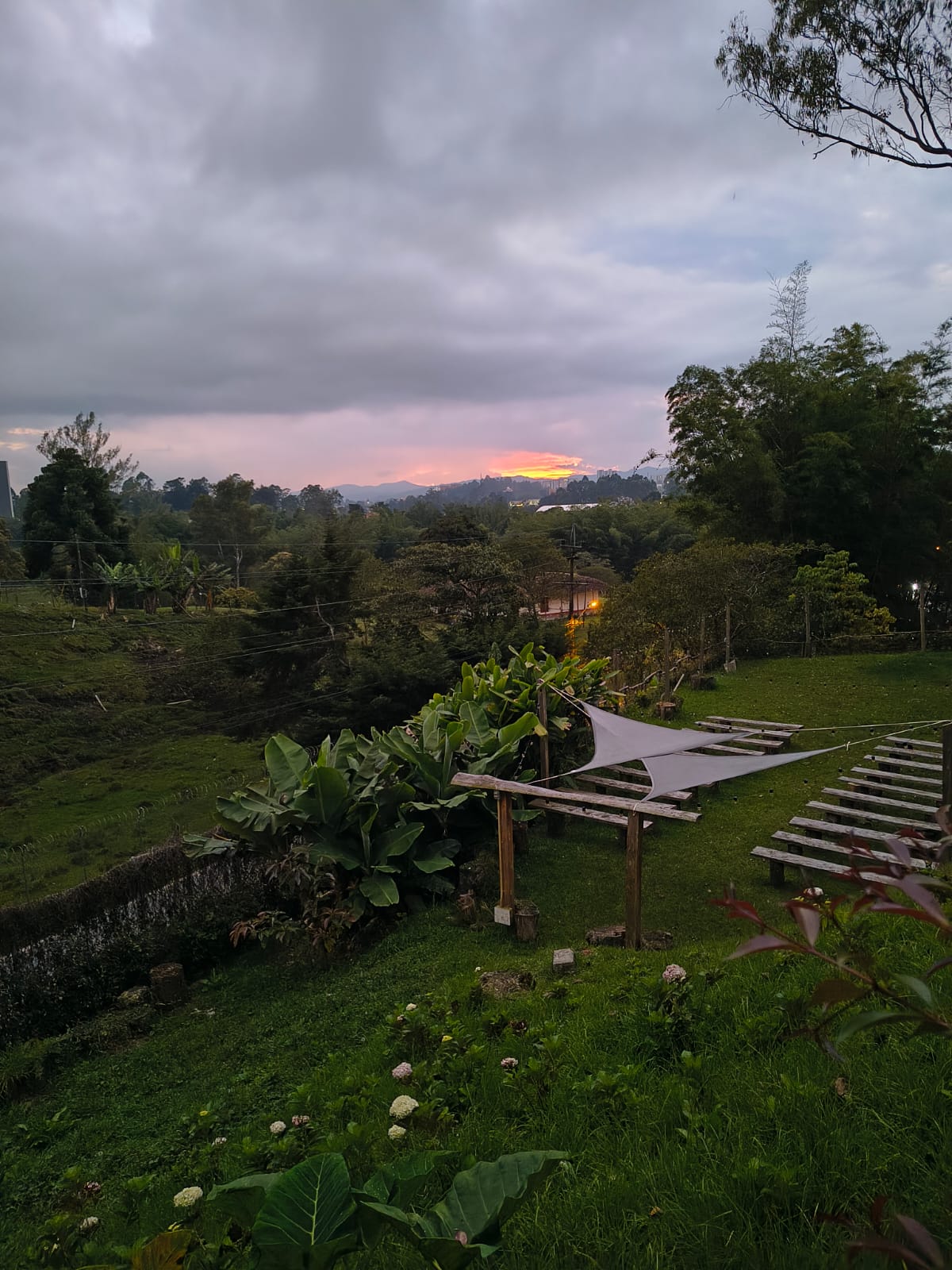 Atardecer sobre el valle desde la zona de ceremonias