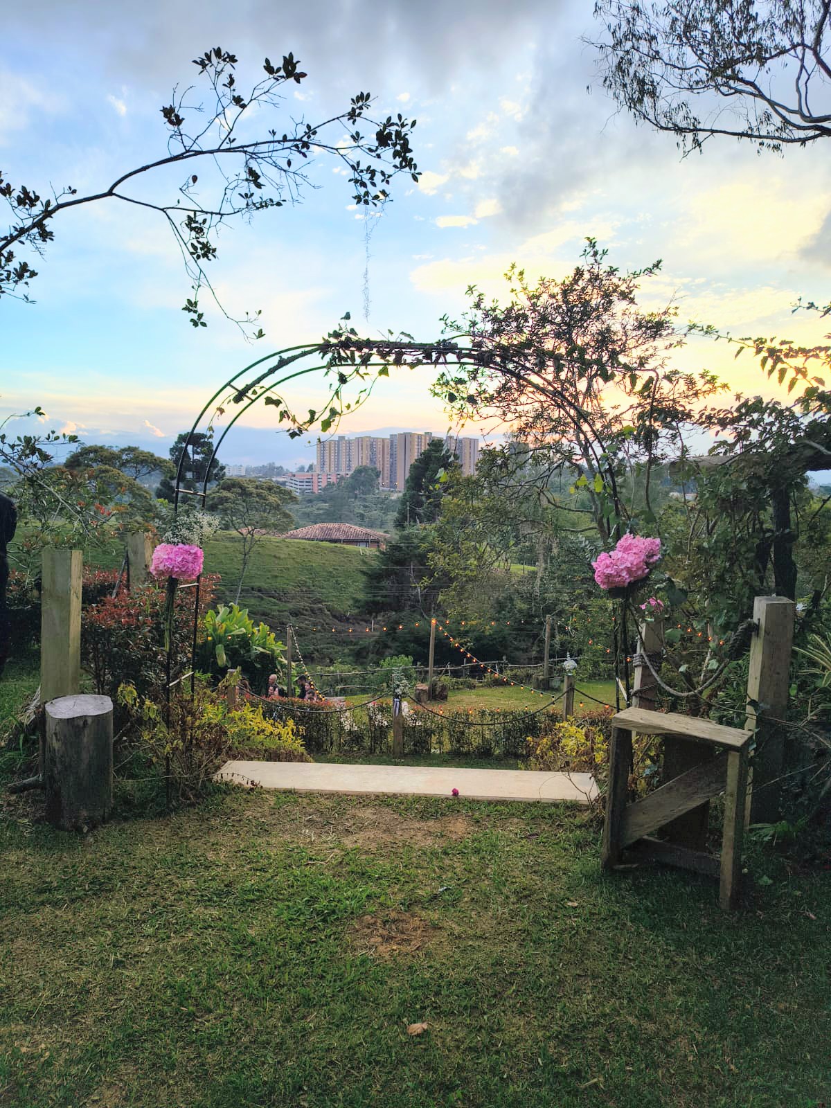 Arco decorado con hortensias al atardecer