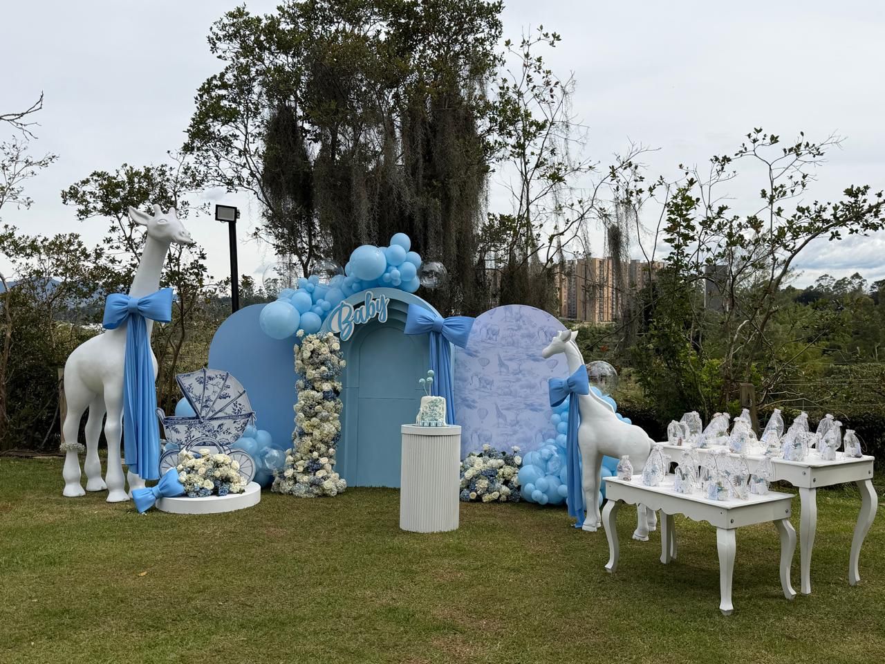 Montaje de baby shower en el jardín