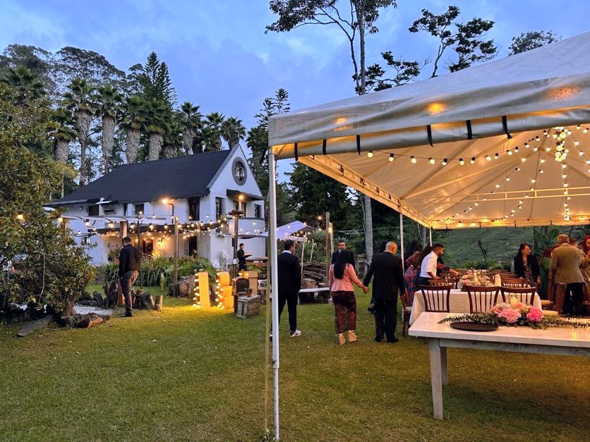 Evento nocturno con la casa iluminada