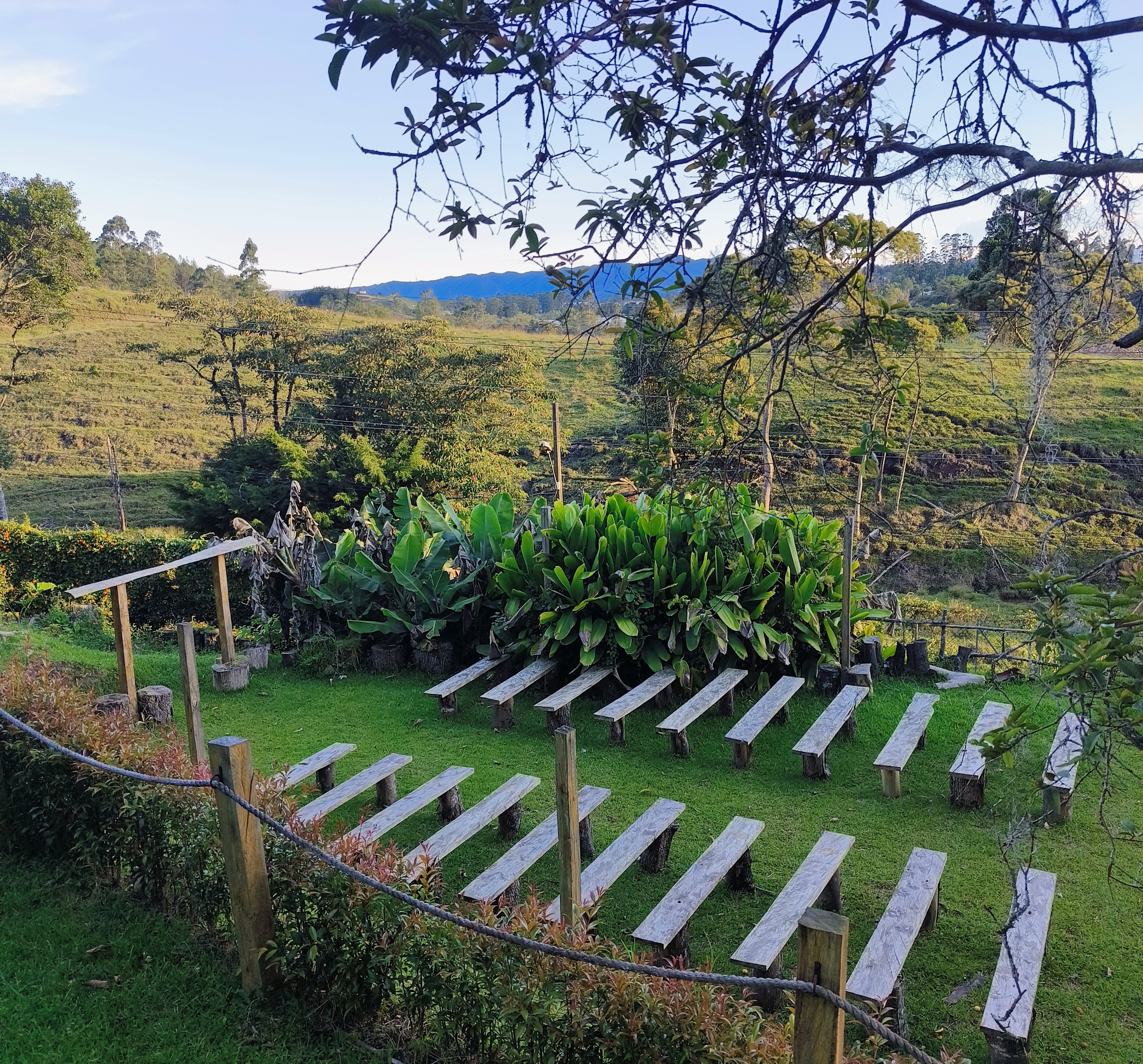 Bancas de ceremonia con vista a las montañas