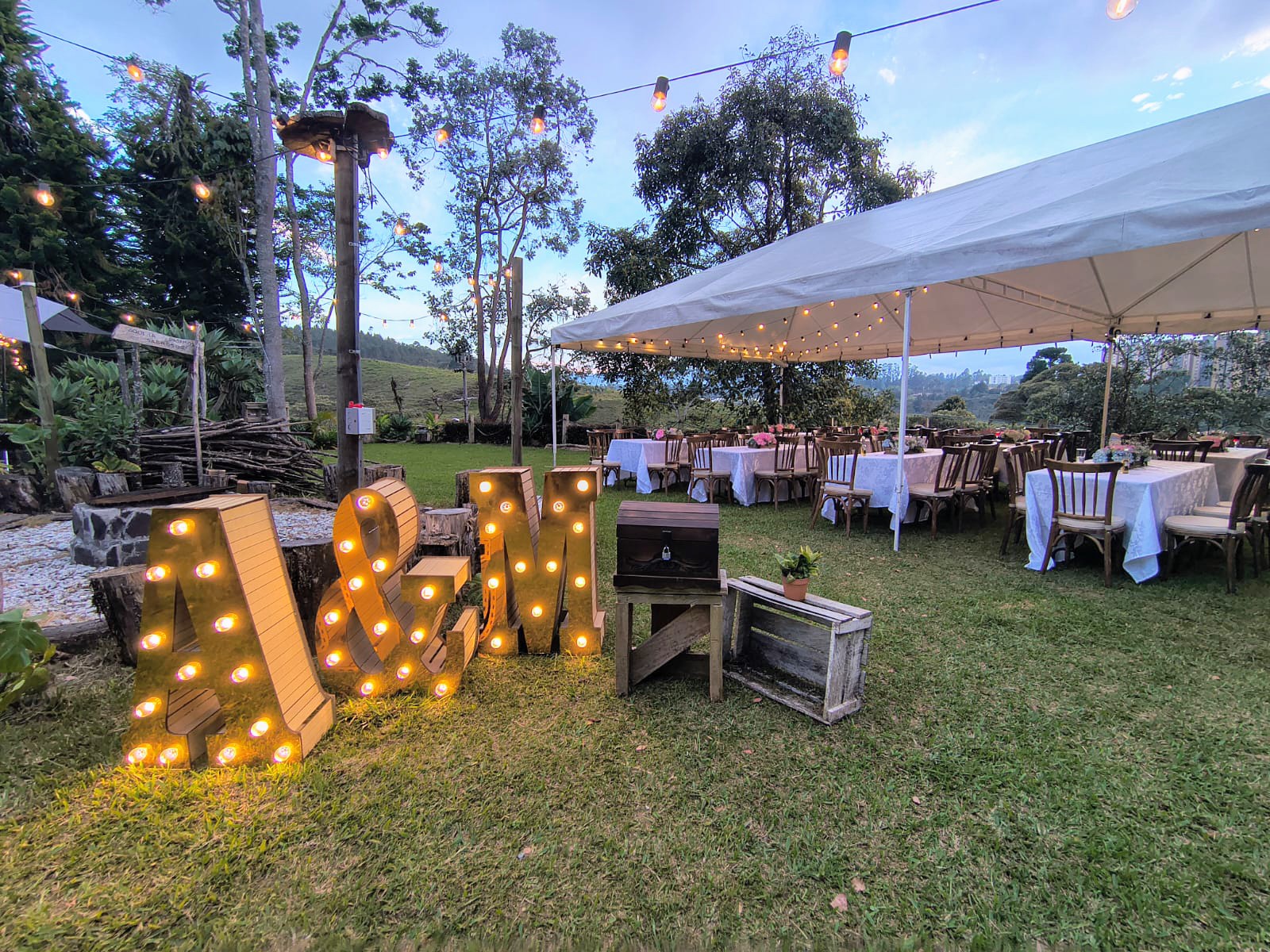 Recepción con letras iluminadas y carpa