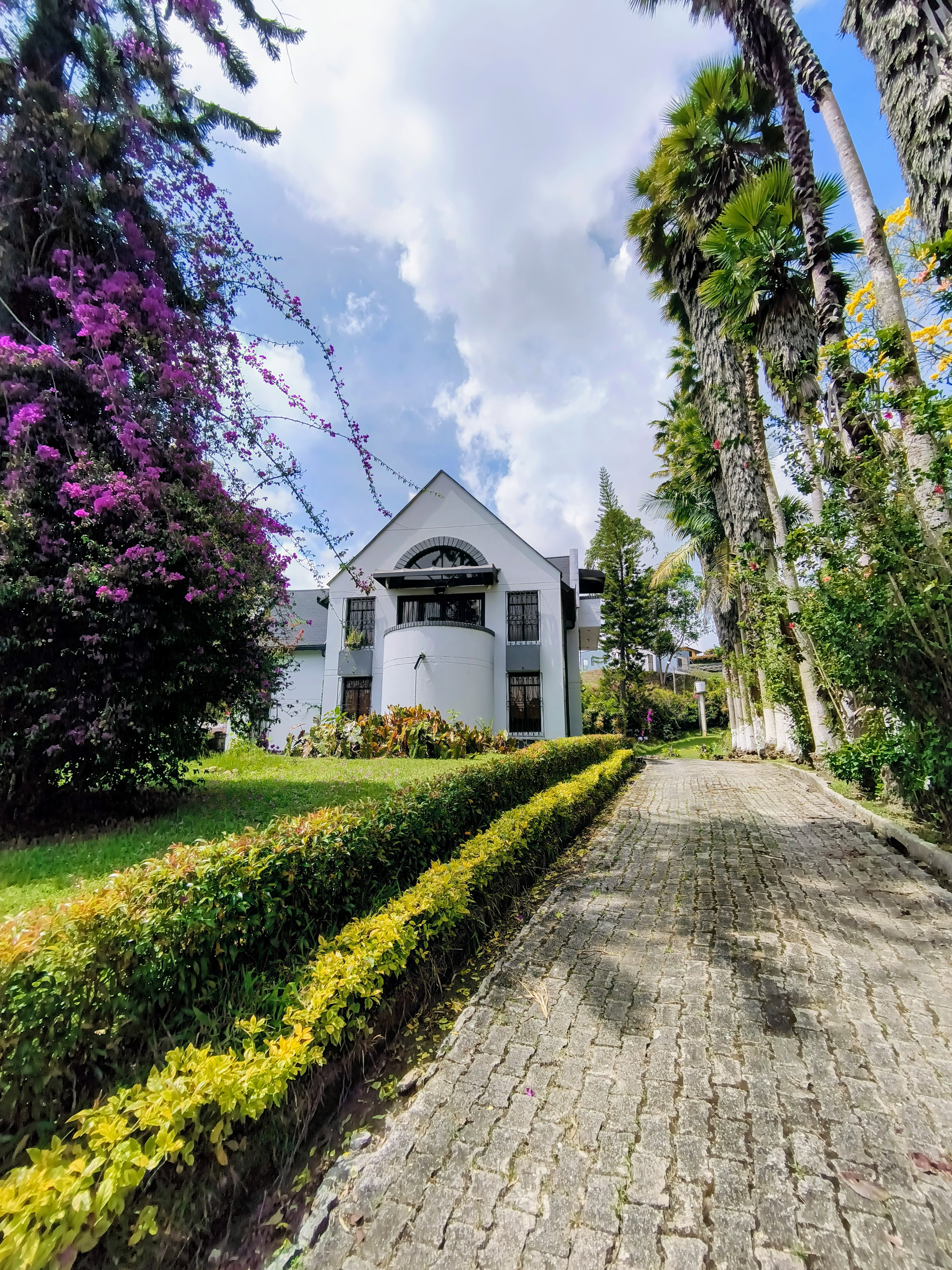 Fachada de la casa principal desde la entrada empedrada