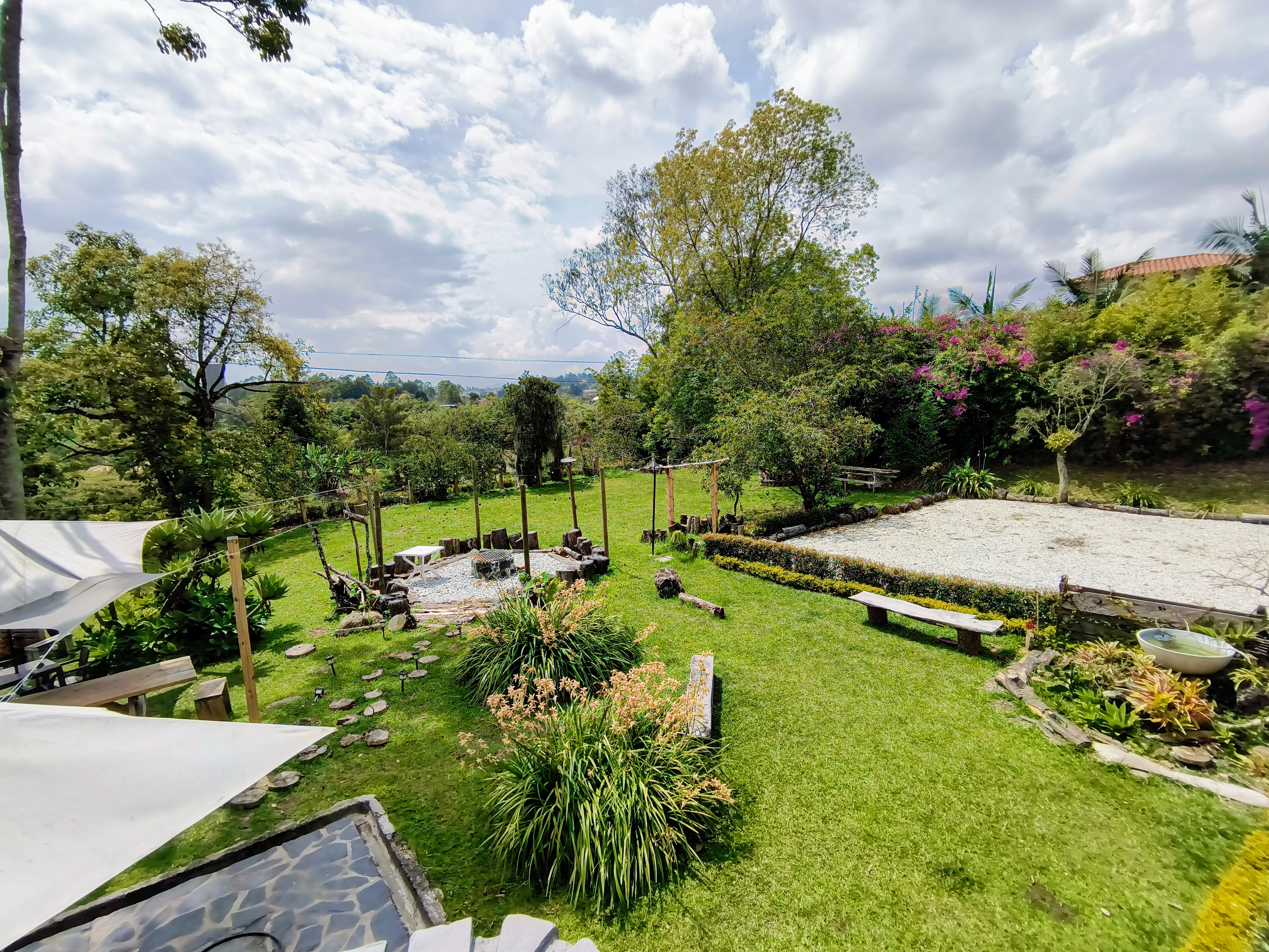 Vista panorámica de los jardines y la zona social