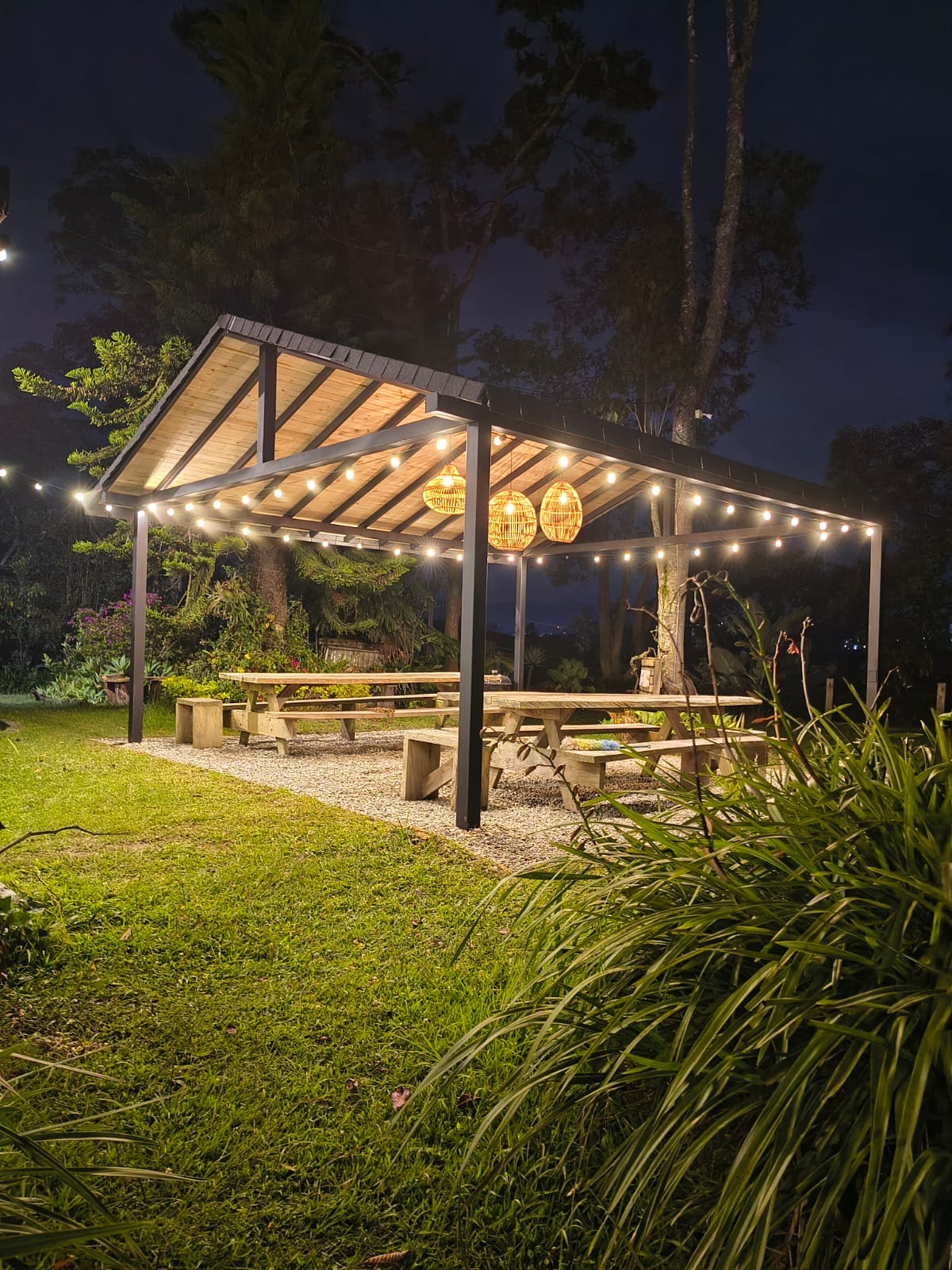 Kiosco de madera iluminado en la noche
