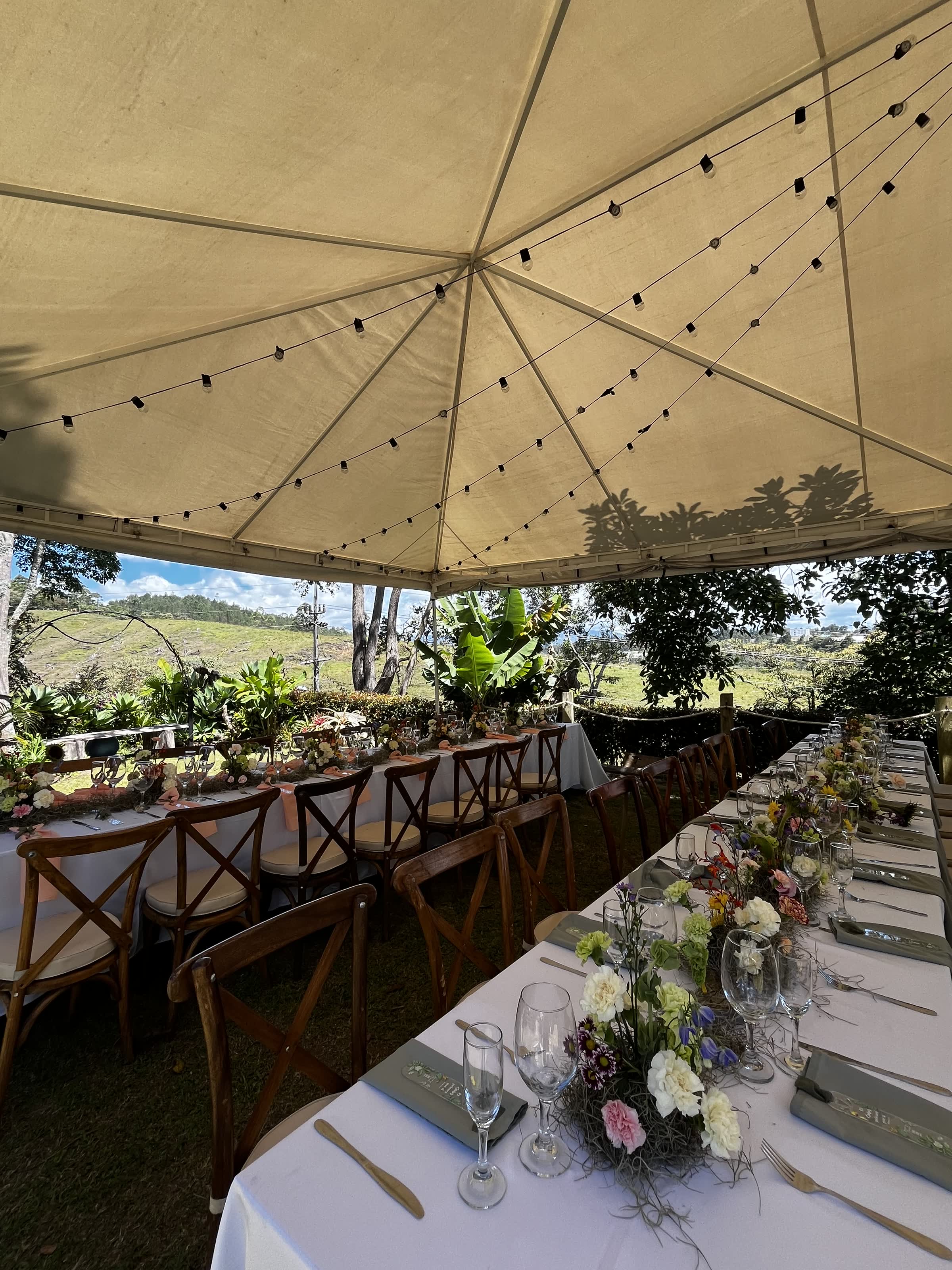 Detalle de mesa de banquete con arreglos florales